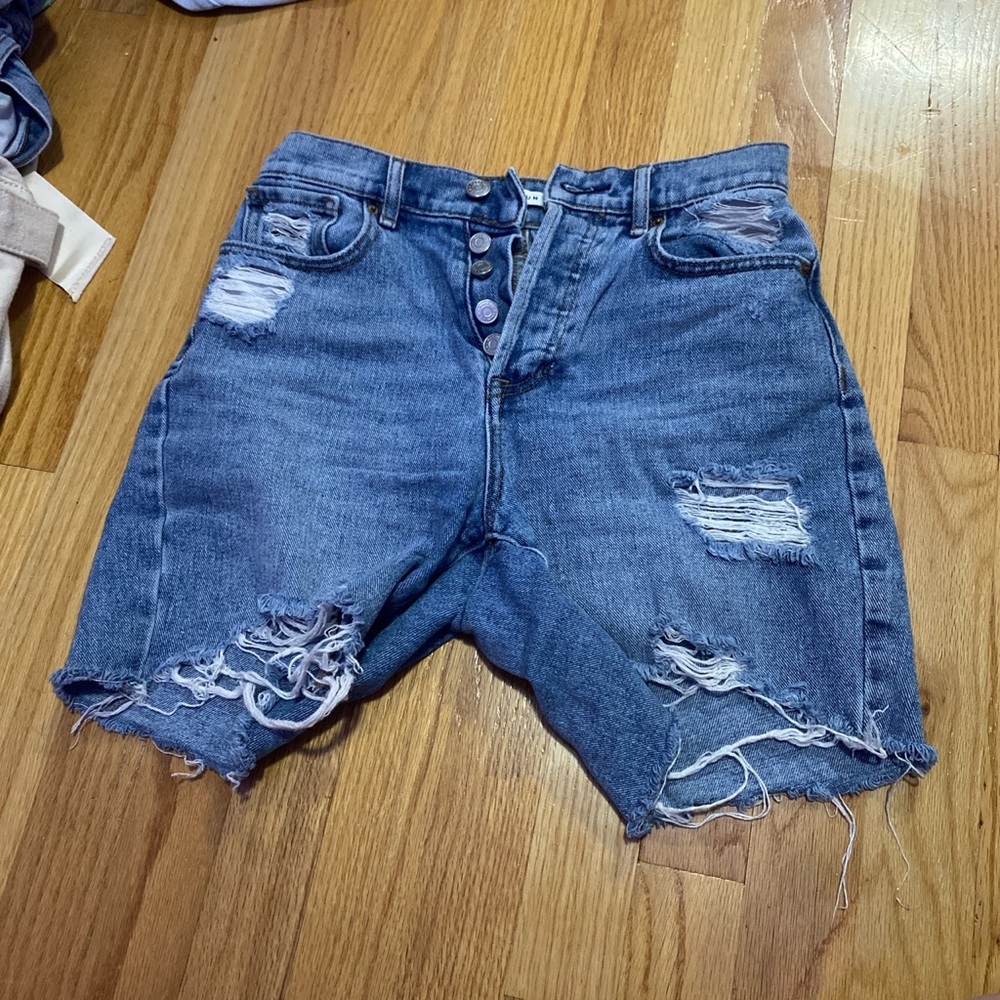 Cute pacsun boyfriend style ripped jean shorts!